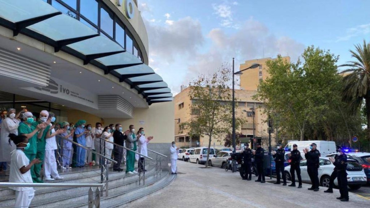 Ovación de la policía a los profesionales del Instituto Valenciano de Oncología