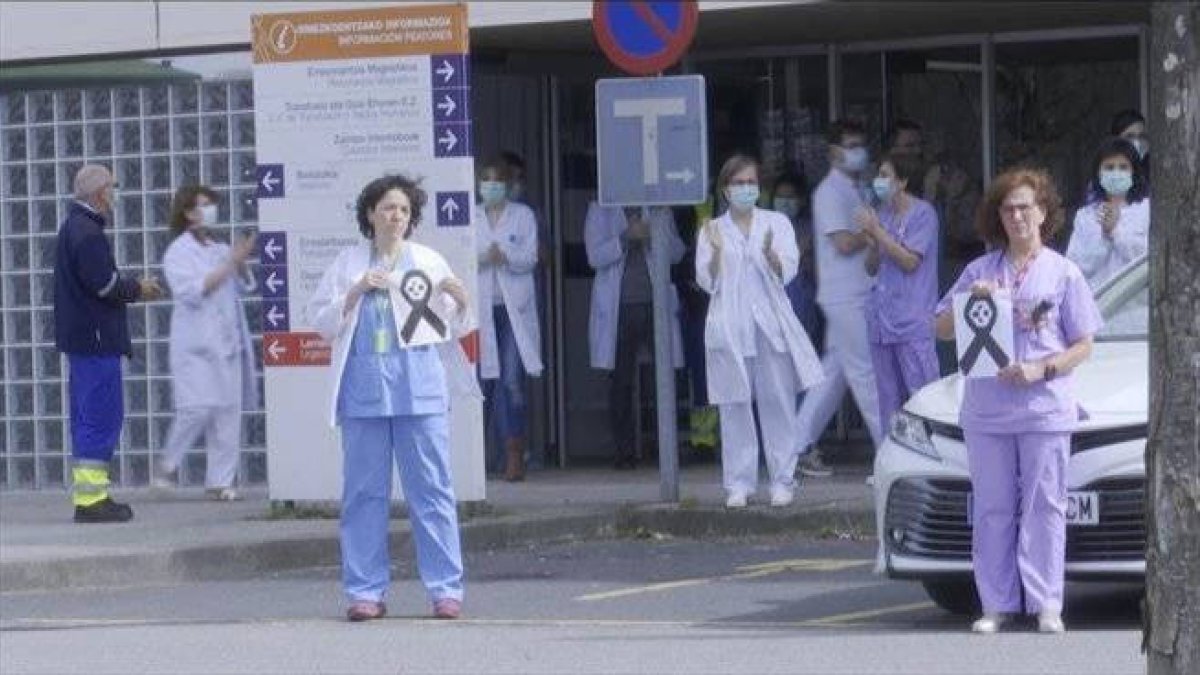 Homenaje a las víctimas del virus en un hospital vasco
