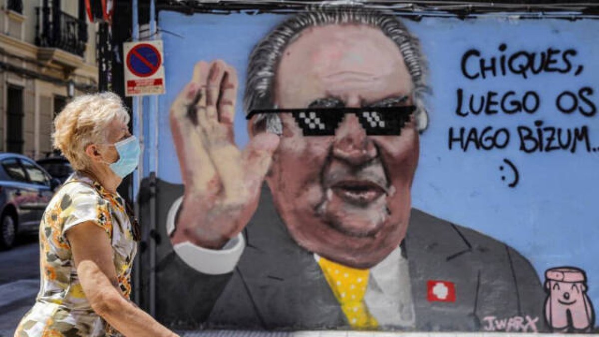 'El hombre del casco' actúa contra el grafiti del Rey emérito