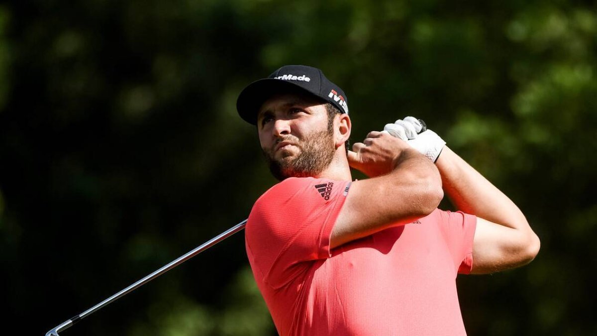 Golpe de Jon Rahm en un torneo de golf.