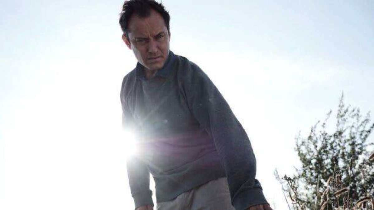 Dos historias en una, conectadas por una obra de teatro: HBO ya tiene fecha para ´El tercer día´, con Jude Law y Naomie Harris