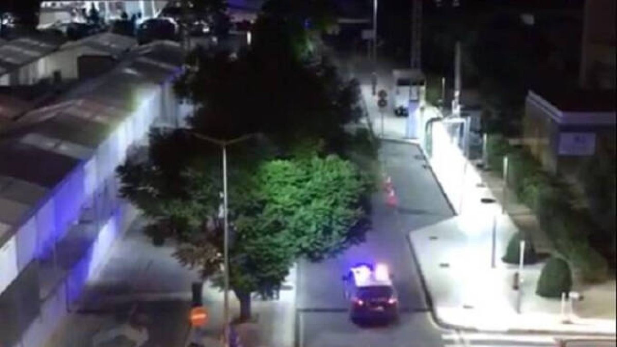 Varios coches de la Policía Nacional han entrado de urgencia, con las sirenas puestas y a toda velocidad, en las instalaciones del Hospital General de Alicante