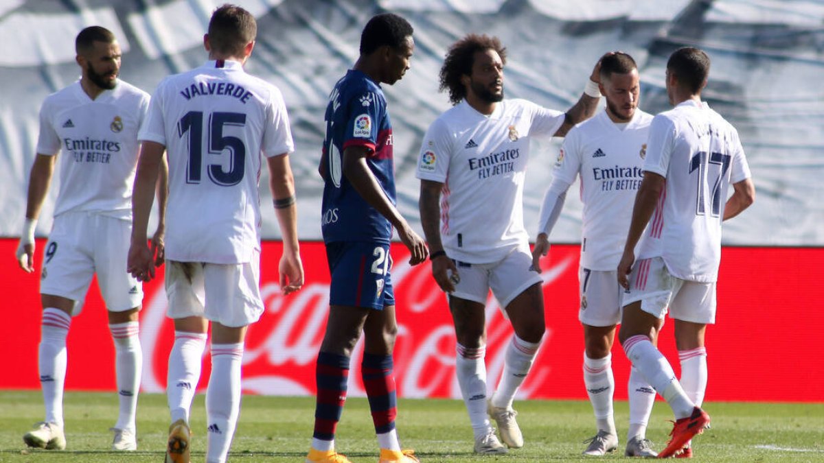 Eden Hazard, felicitado por sus compañeros al conseguir el primer gol ante el Huesca.