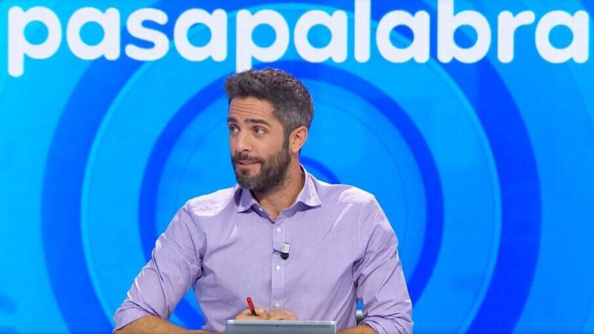 Roberto Leal presentando