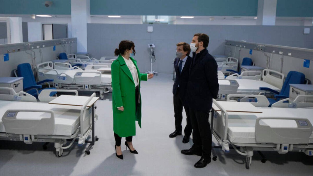 Ayuso junto a Casado y Almeida.