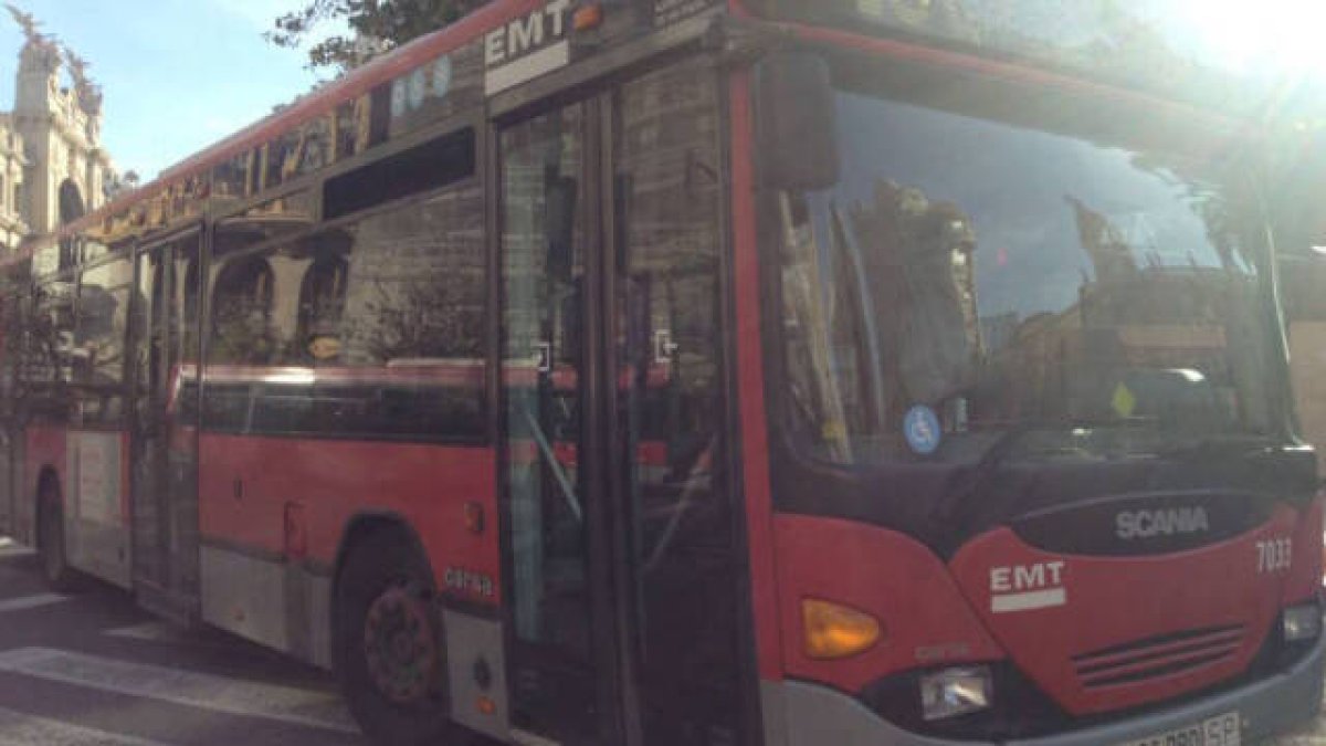 El vídeo de un autobús de la EMT empotrando a un coche adrede que se hace viral