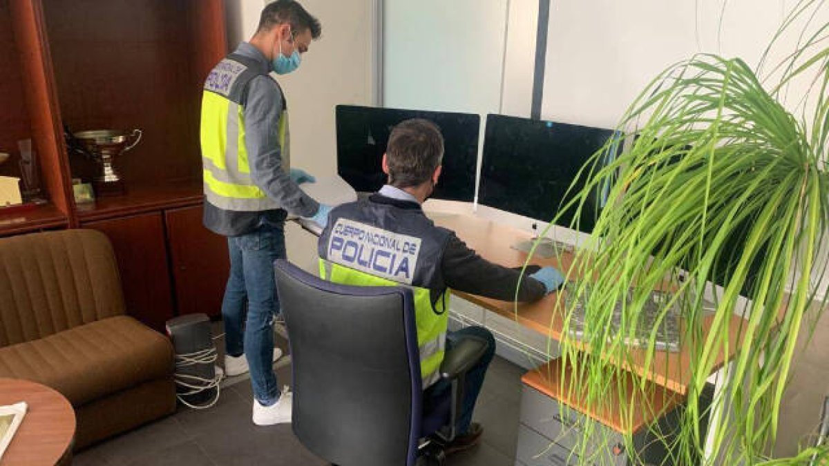 Los agentes han registrado el despacho de un conocido abogado alicantino