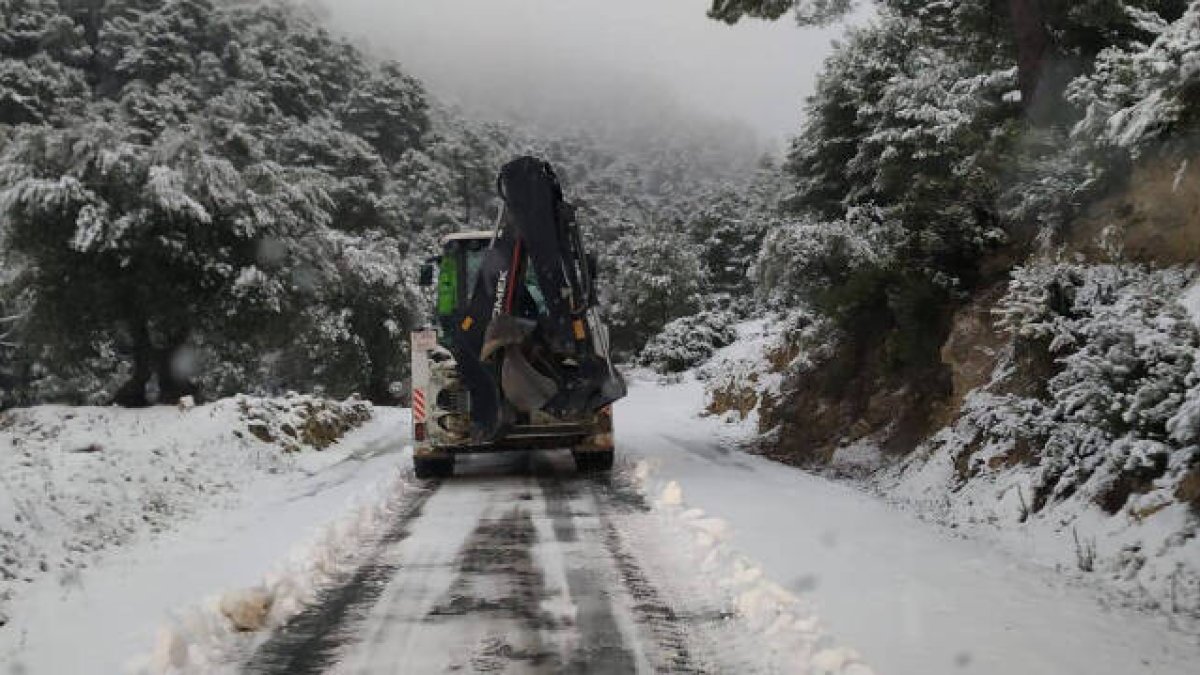 Los quitanieves y retroexcavadoras trabajan desde primera hora en las carreteras de la provincia