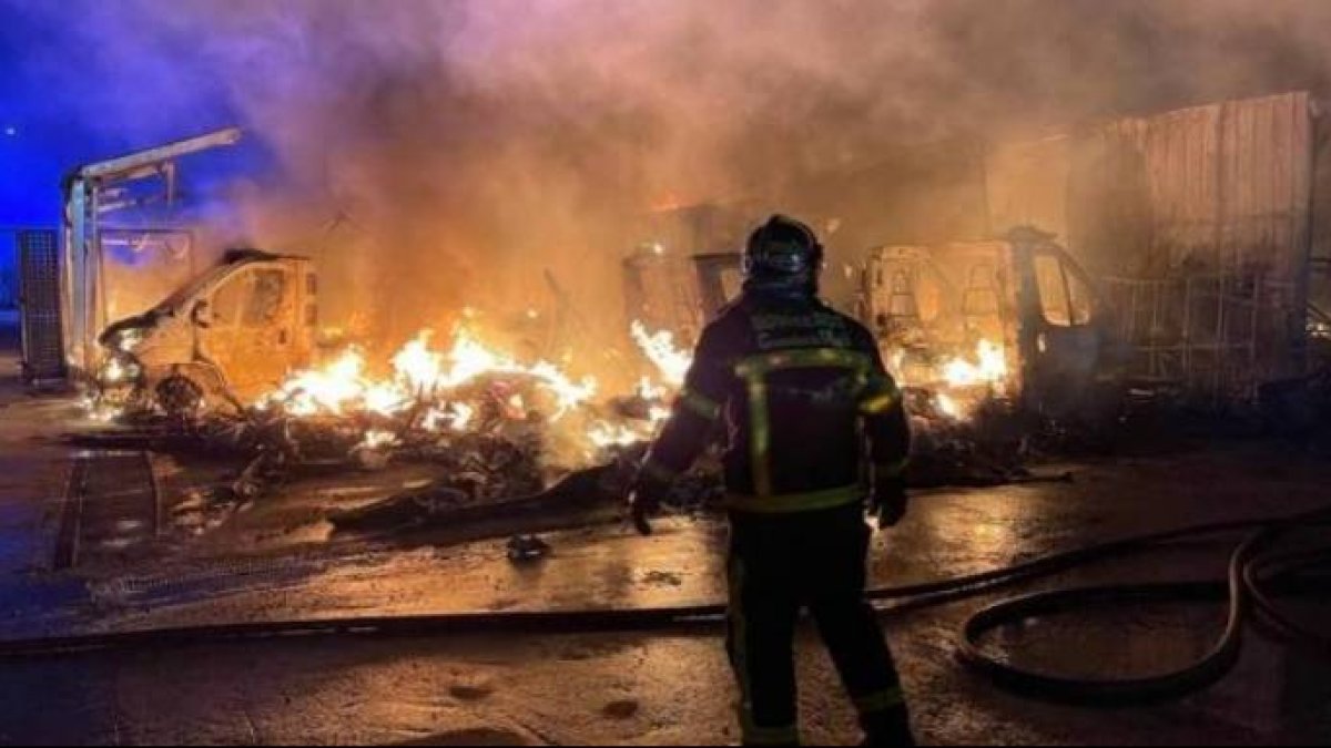 Un bombero observa las llamas en Alcalá de Henares.