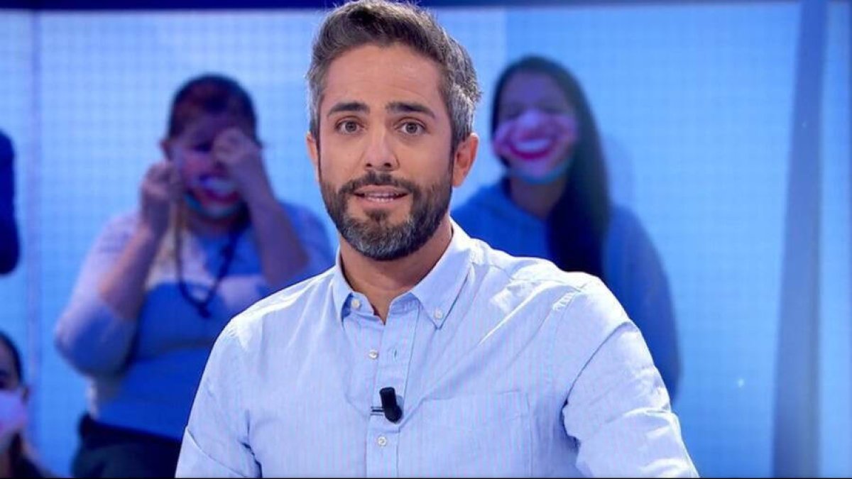 Roberto Leal presentando