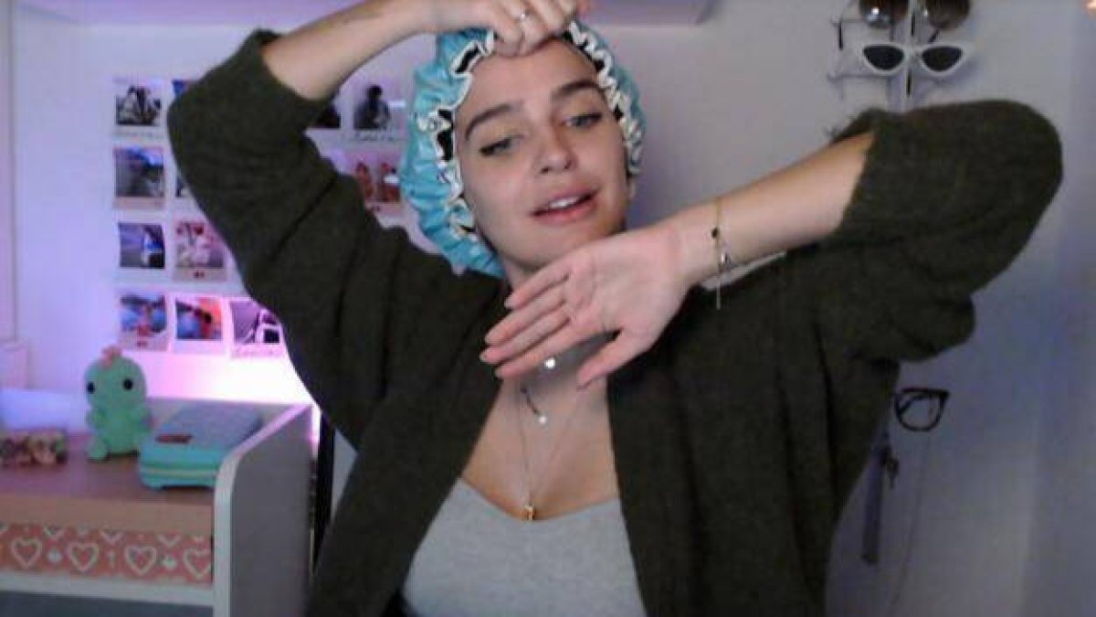 Laura Escanes sorprendió con nuevo look.