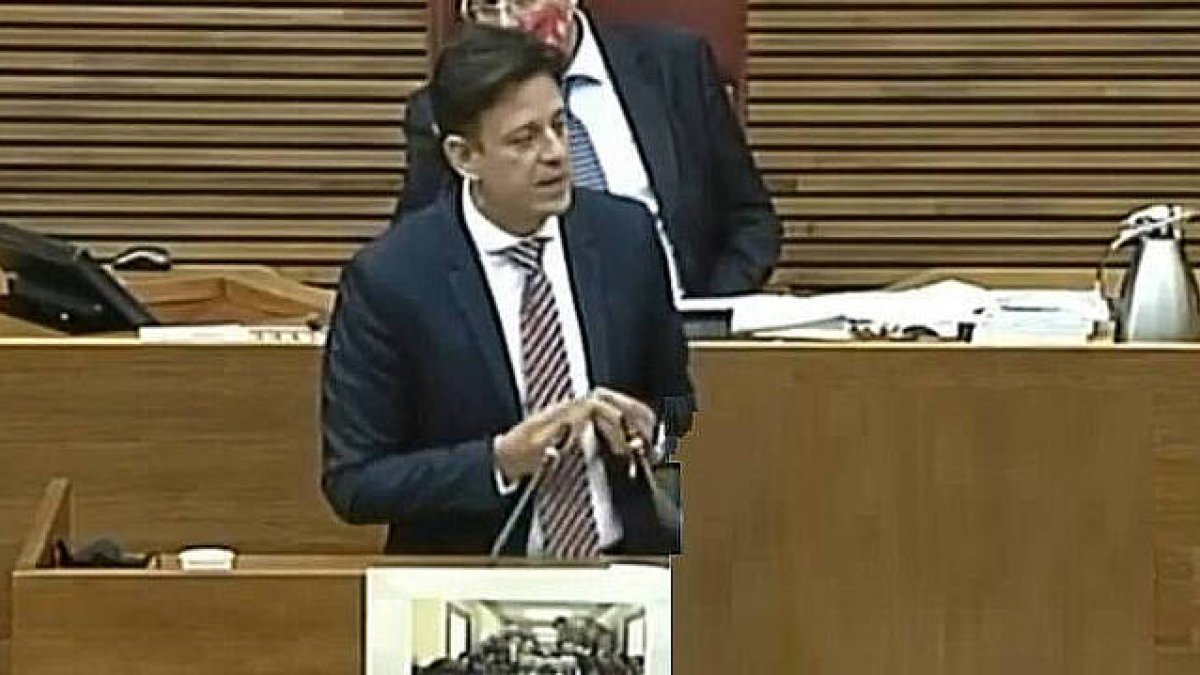 El portavoz de sanidad del PPCV, José Juan Zaplana, durante su discurso en el parlamento valenciano