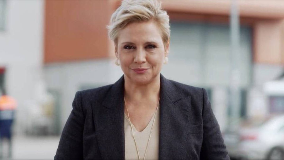 Gloria Serra presentando 