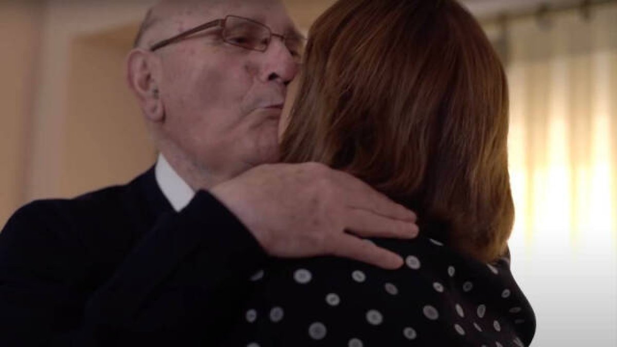 Isabel Bonig y su padre, Manuel Bonig, abrazados.