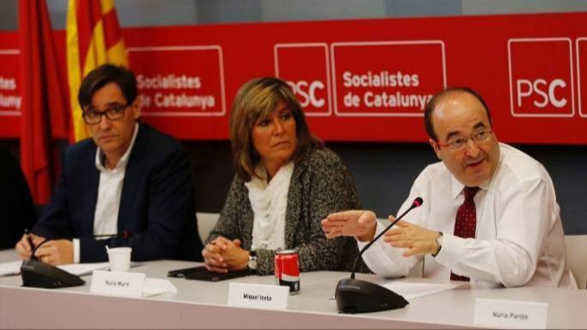 La presidenta del PSC, Nuria Marín, entre Illa e Iceta.