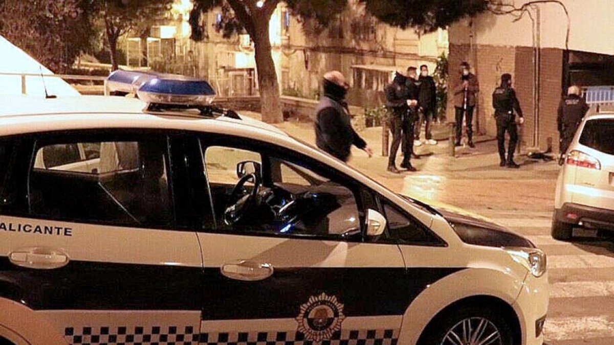 La Policía Local de Alicante efectua labores de vigilancia para evitar que se incumpla la normativa covid