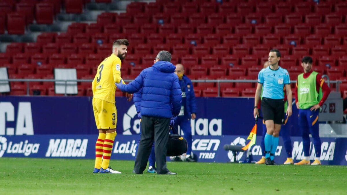 Piqué, en el momento de retirarse, lesionado, del césped del Metropolitano.