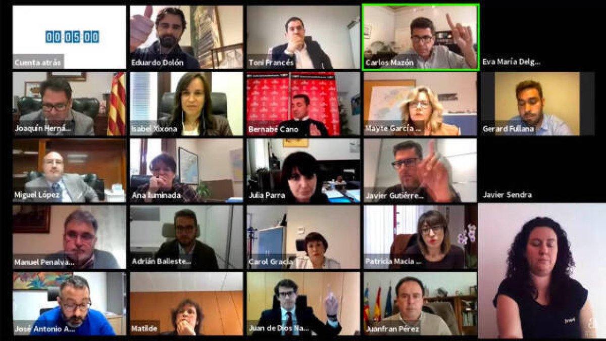 Un momento de votaciones en el pleno de la Diputación celebrado esta mañana