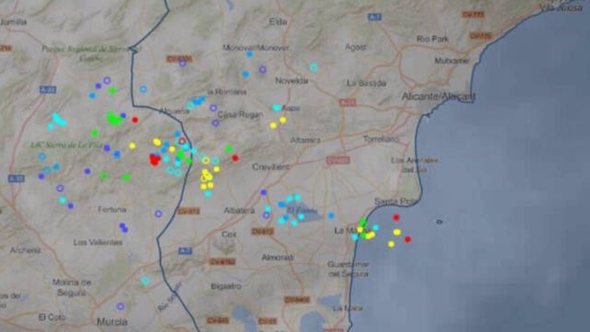 Los puntos de colores son los rayos registrados entre las 16:40 y las 17:40 / AEMET