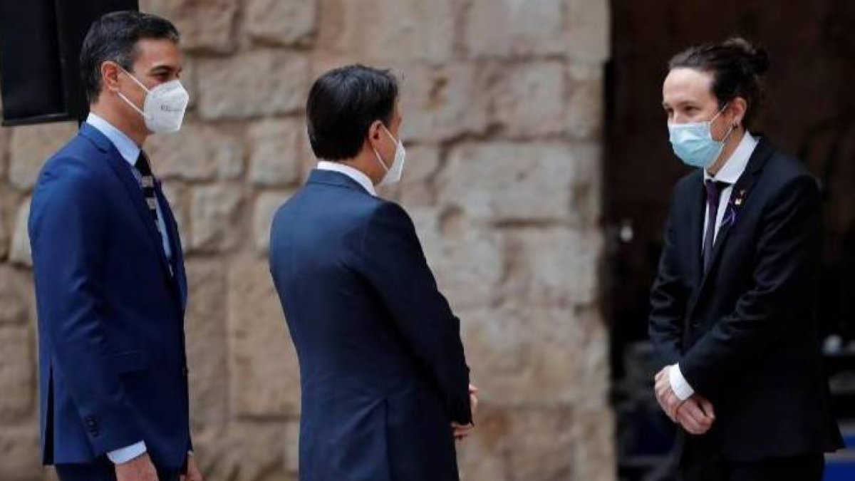 Iglesias, este miércoles, saluda al primer ministro de Italia en presencia de Sánchez.