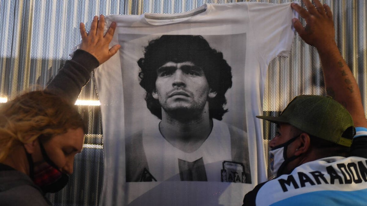 Hinchas argentinos, con una camiseta de Maradona, aguardaban su recuperación.