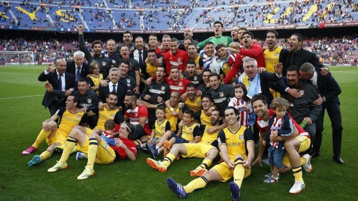 La plantilla del Atlético de Madrid, celebrando el triunfo liguero en el Nou Camp en la temporada 2013-14.