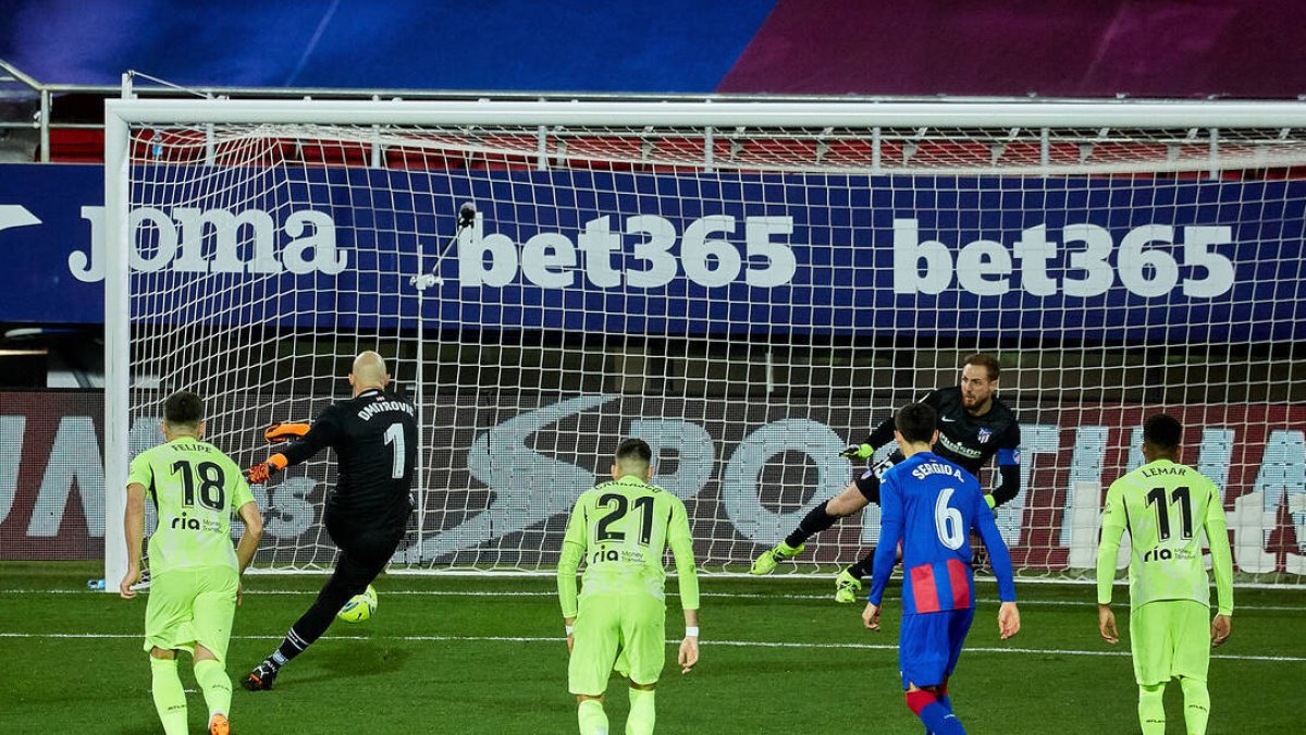 Marko Dmitrovic, portero del Eibar, marcó de penalti ante el Atlético.