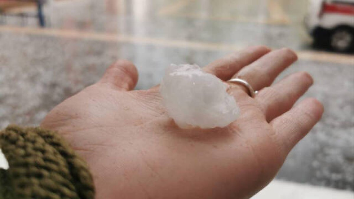 El temporal descarga piedra en muchos puntos de la provincia. (Foto: Xavi Borràs)