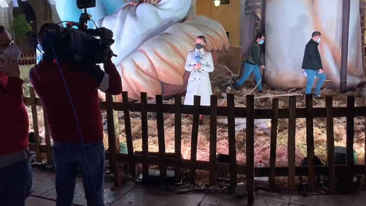 La periodista y el equipo de 'España Directo' durante la conexión desde el Nacimiento monumental de Alicante