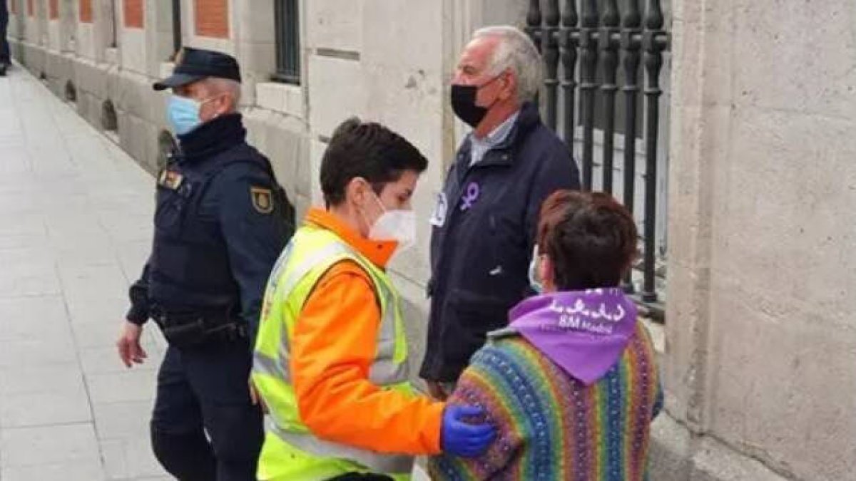 Tensión en la Puerta del Sol durante la concentración ilegal del 8M