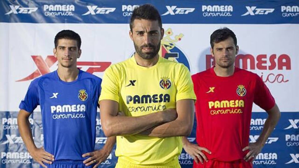 Presentación de la equipación del Villarreal en 2014 con la 'X' de XTEP en la camiseta