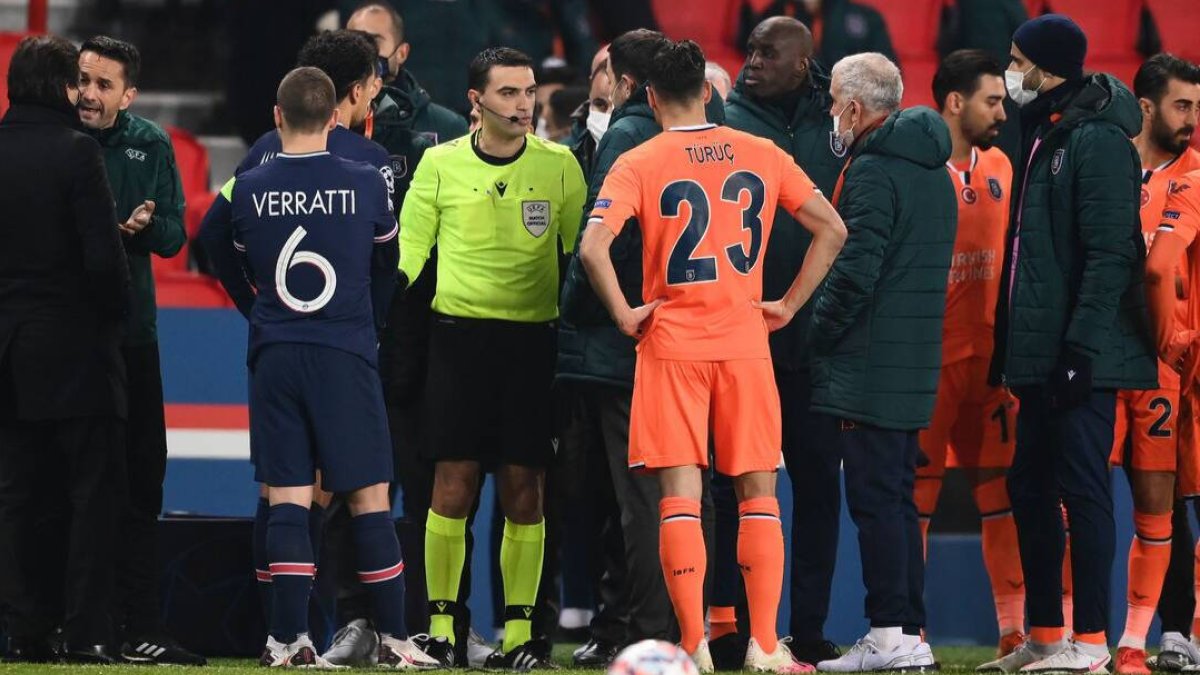 Imagen del partido entre el PSG y el Basaksehir, de Liga de Campeones, que tuvo que ser suspendido por insultos con Webó.