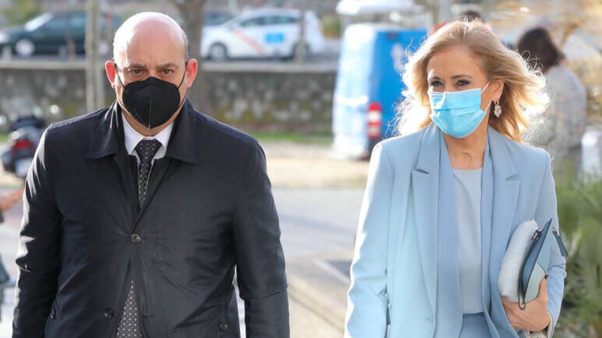 Cifuentes y su abogado durante el juicio oral.