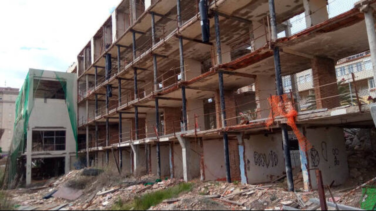 Ruinas del hotel de Arenales del Sol, cuya construcción quedó paralizada hace años / Foto: Contigo Elche