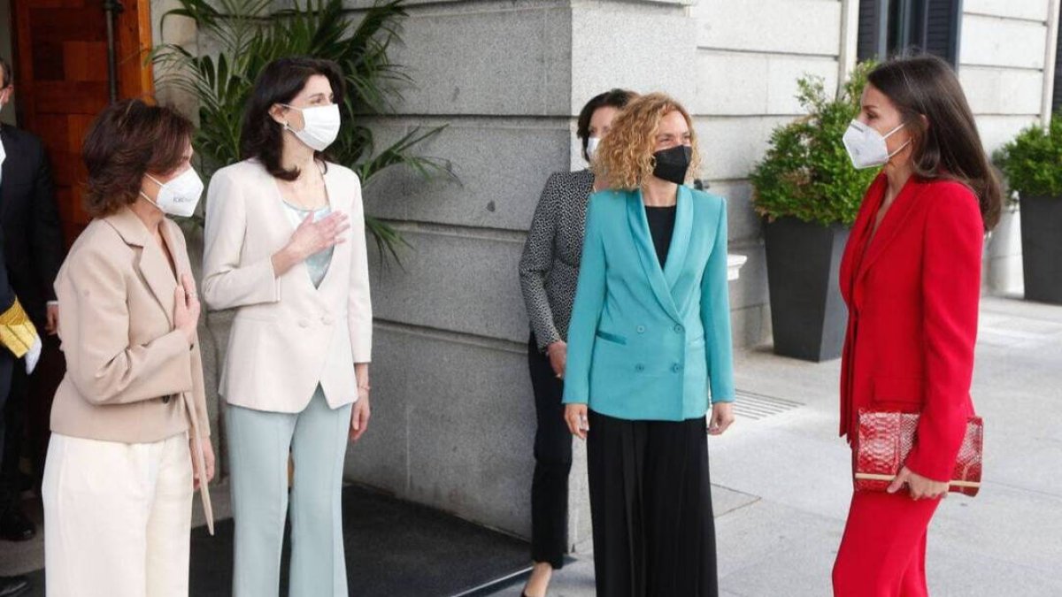 La reina junto a las presidentas del Congreso y del Senado y la vicepresidenta del Gobierno.