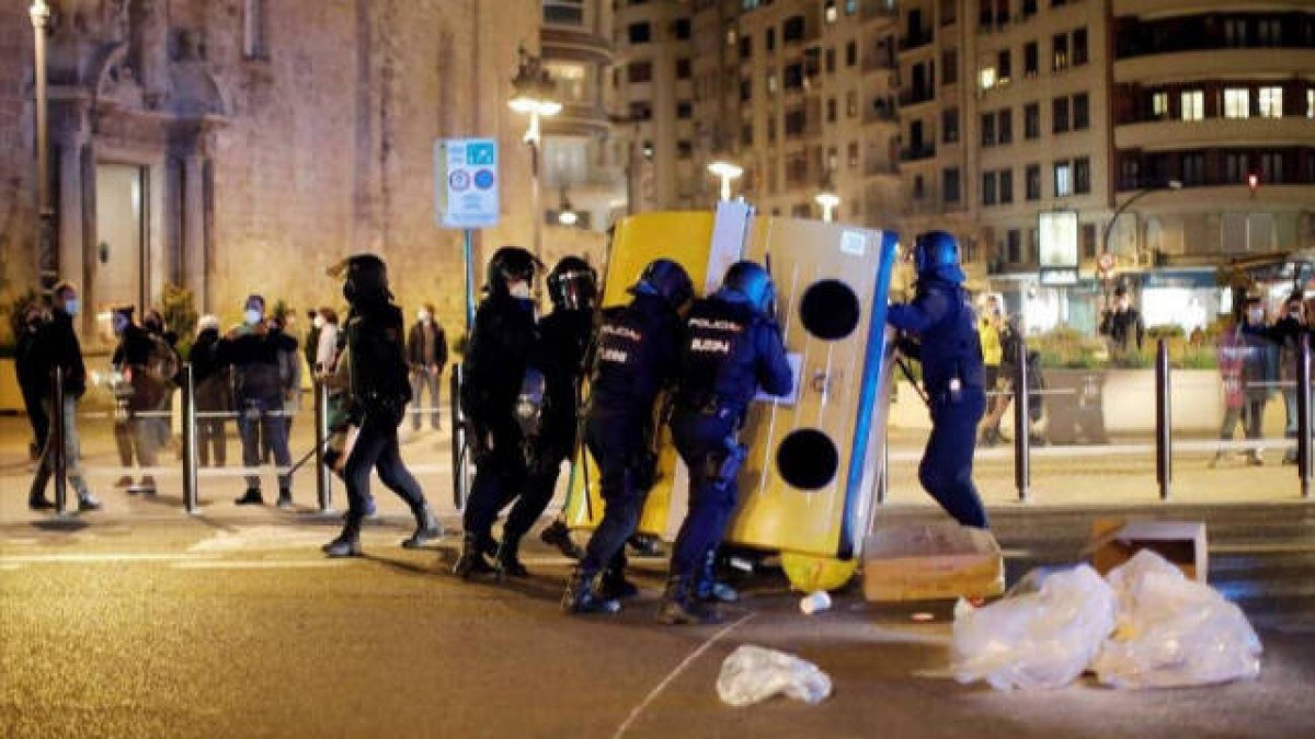 Cargas policiales en Valencia por la manifestación a favor de la libertad de Pablo Hasel