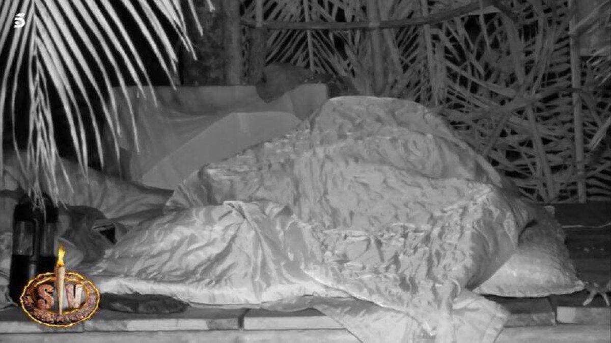 Lola e Iván tuvieron su noche de pasión en las playas de Supervivientes.