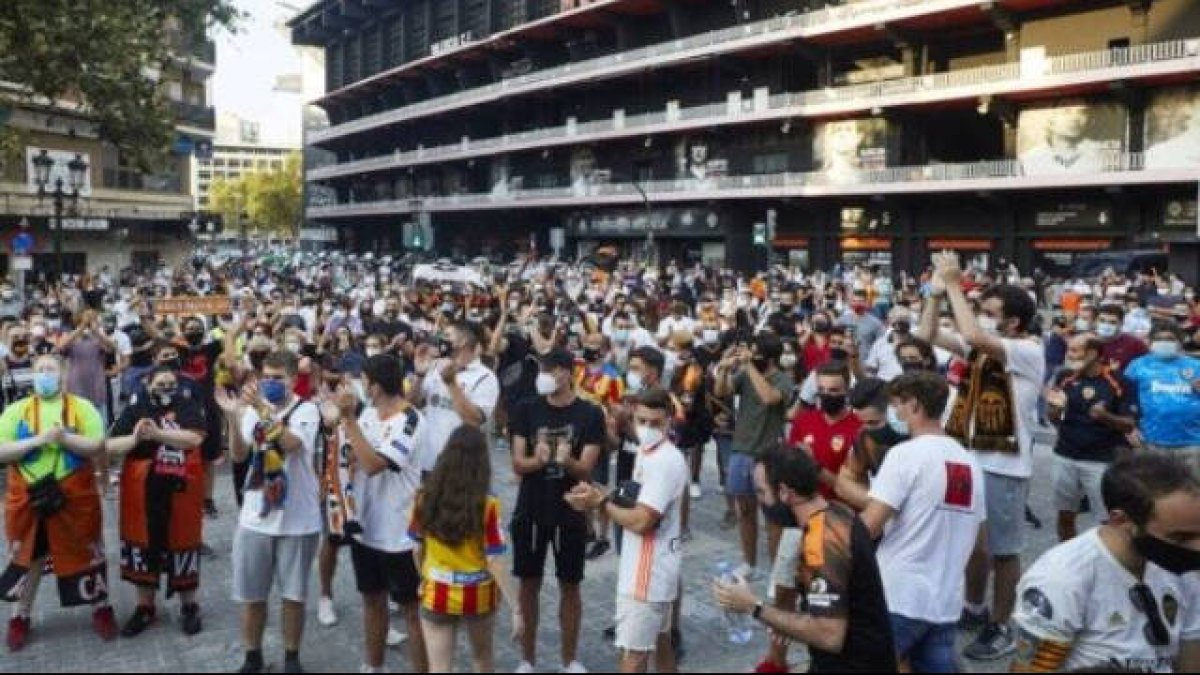 Cinco mil valencianistas claman: “¡Estamos hartos!”