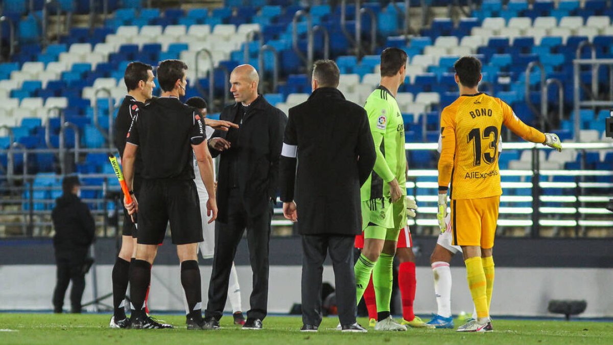 Zidane se dirigió a hablar con el colegiado del encuentro, Martínez Munuera, al término del encuentro.