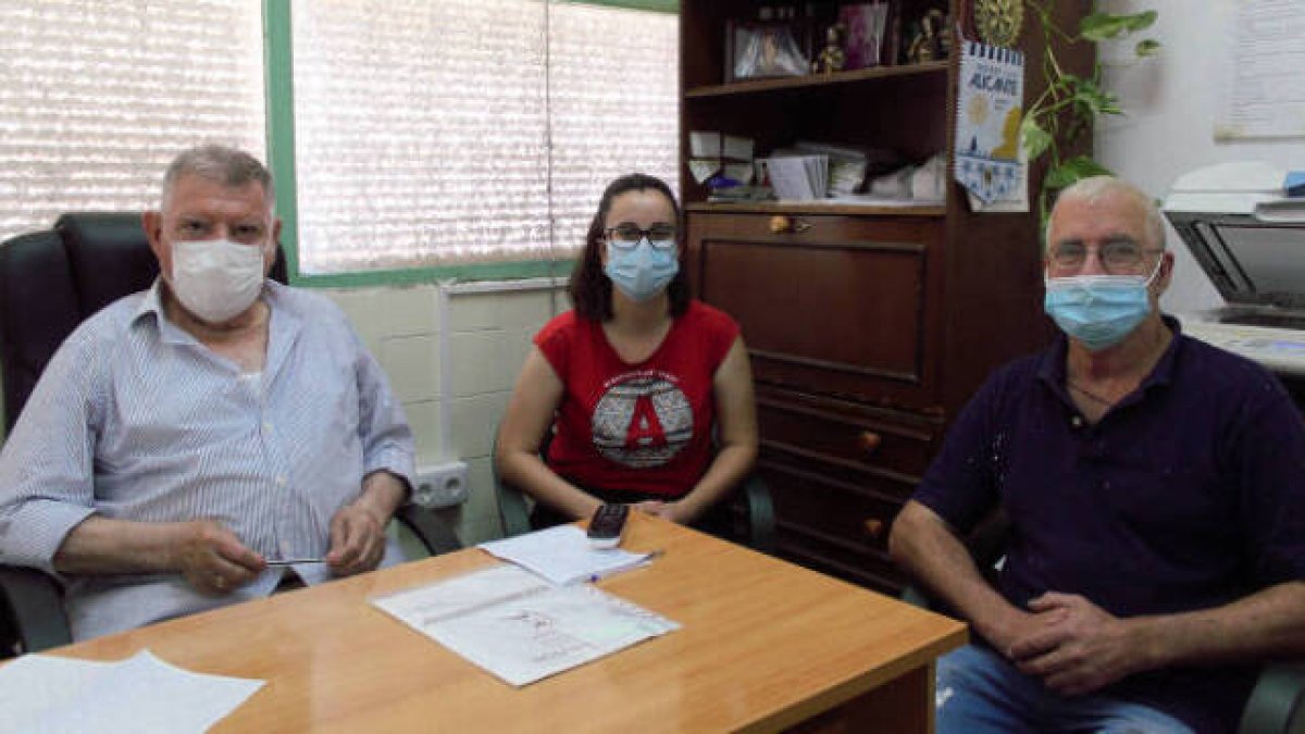 Salvador, Nuria y Daniel en el despacho de ACOMAR