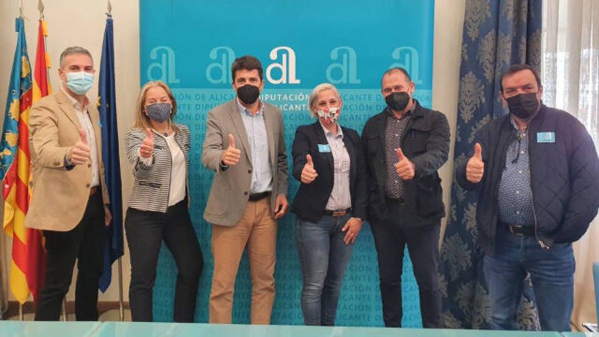 El presidente de la Diputación de Alicante junto a los representantes de las familias
