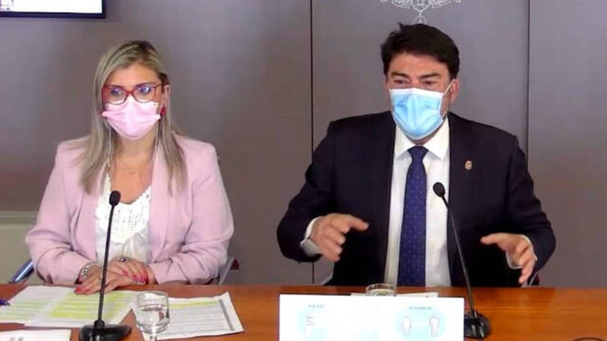 El alcalde de Alicante, Luis Barcala, y la vicealcaldesa, Mari carmen Sánchez