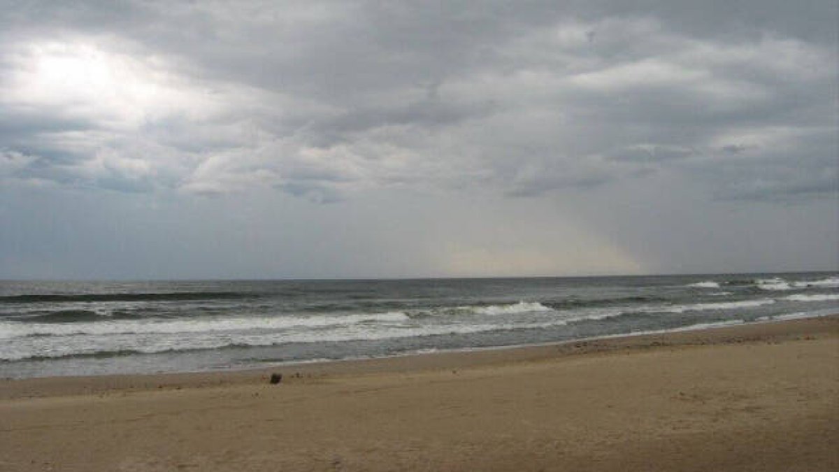 Cielo gris cargado de nubes
