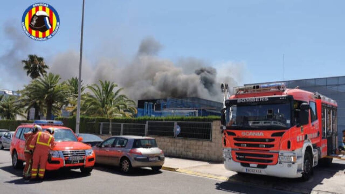 Arde una empresa química de Picassent