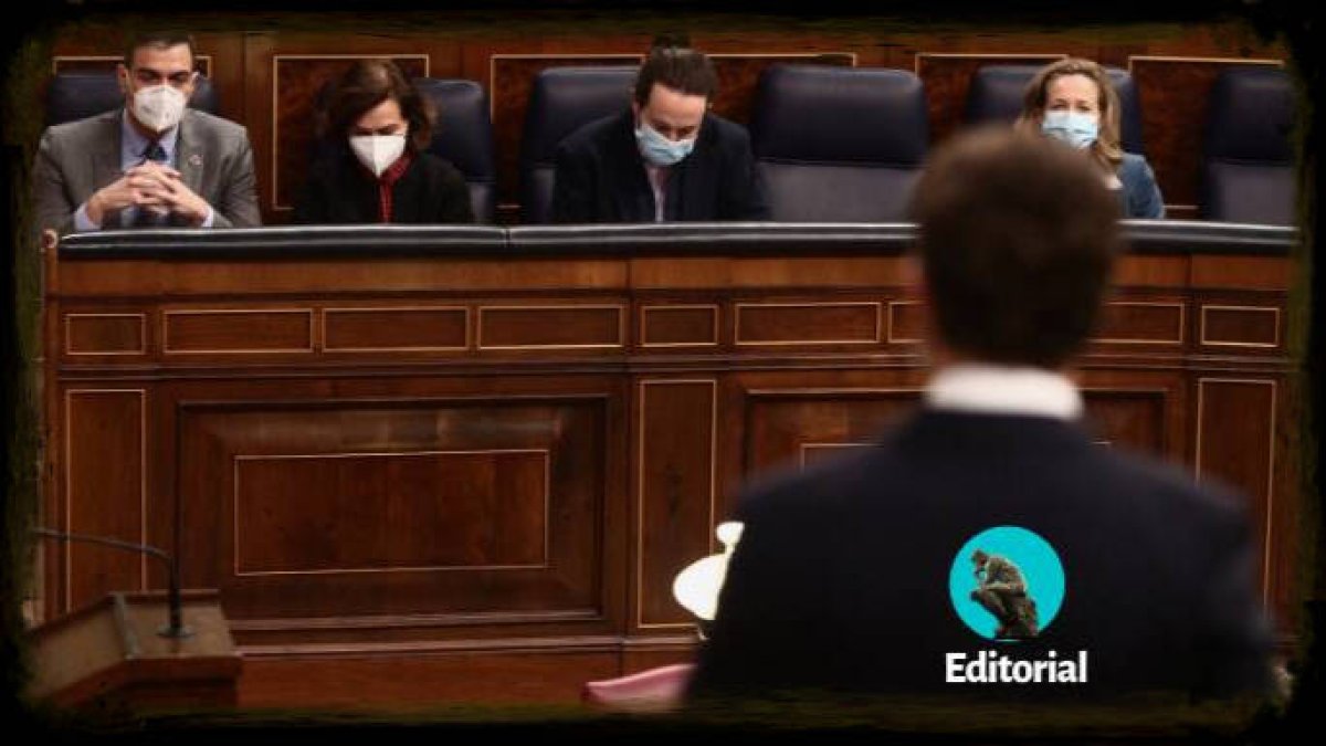 Casado de espaldas, frente a Sánchez