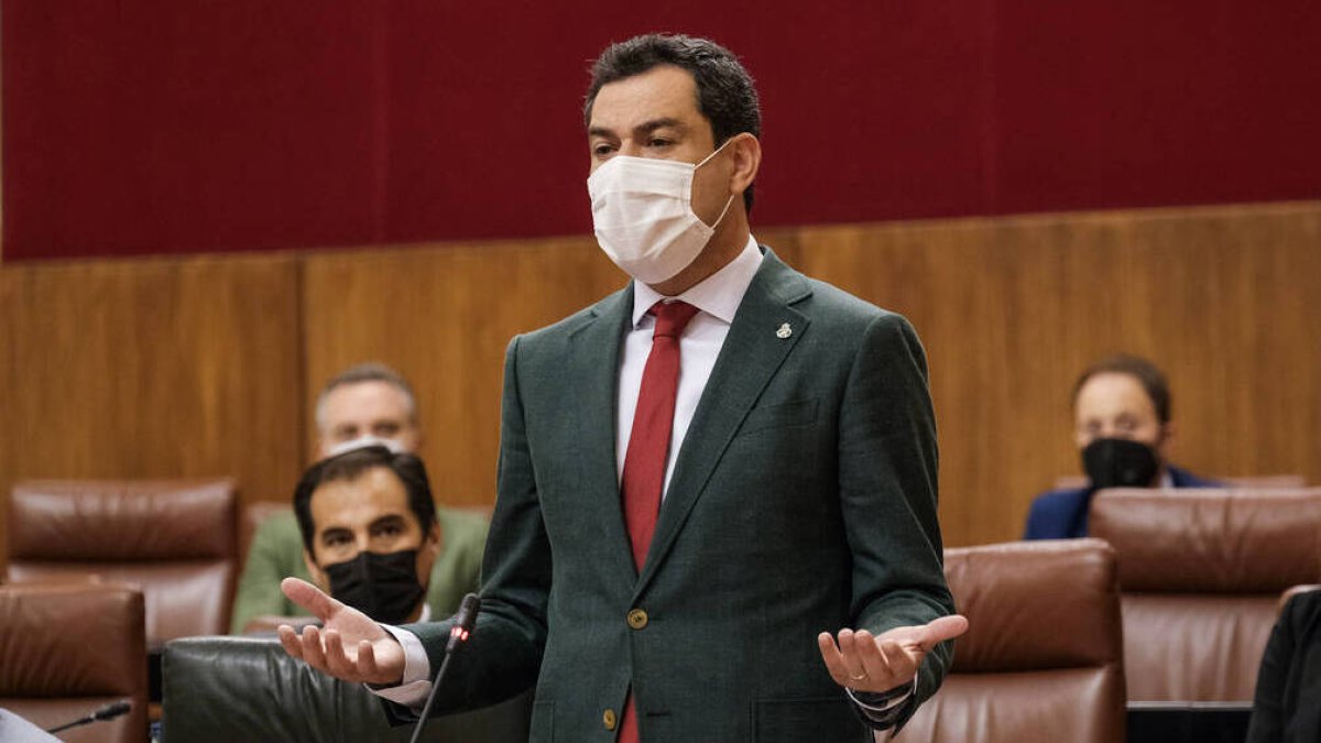 El presidente de la Junta de Andalucía, Juanma Moreno, durante la sesión de control en el Parlamento.