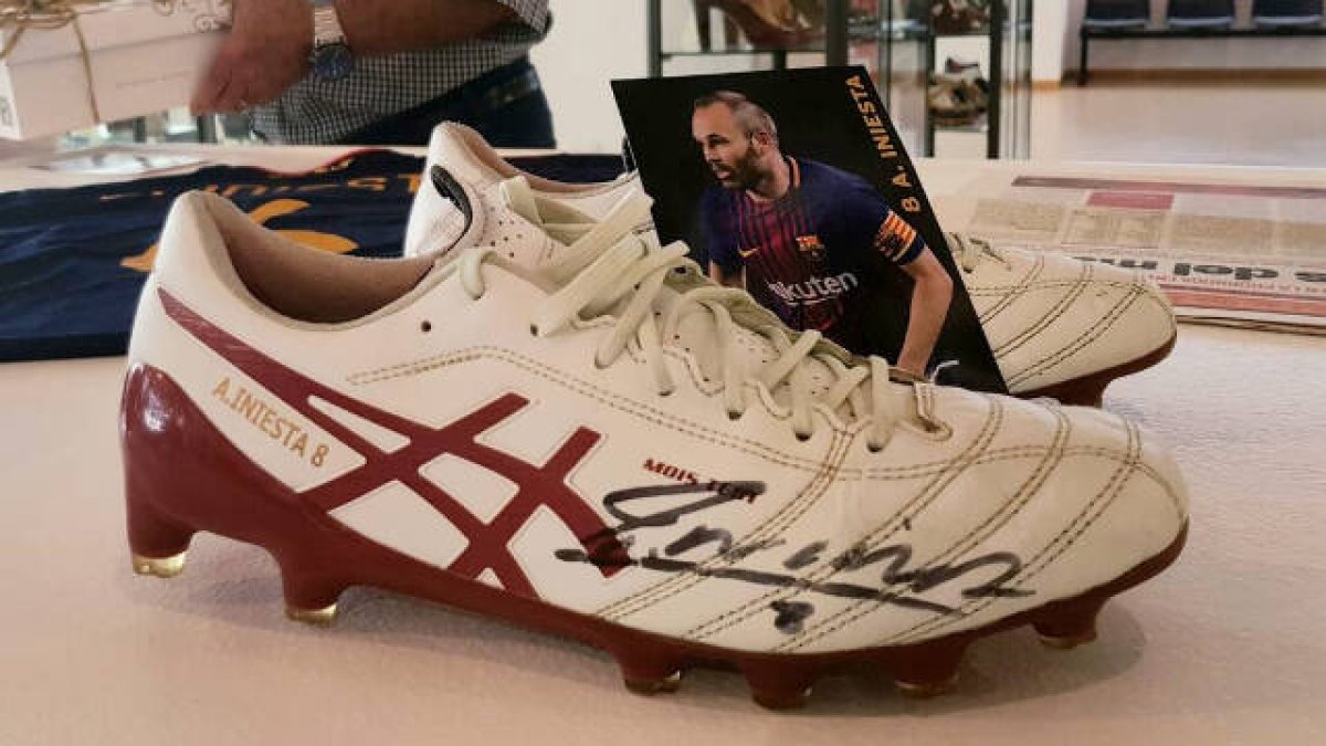 Botas de fútbol de Andrés Iniesta ya forman parte de la colección del Museo del Calzado de Elda
