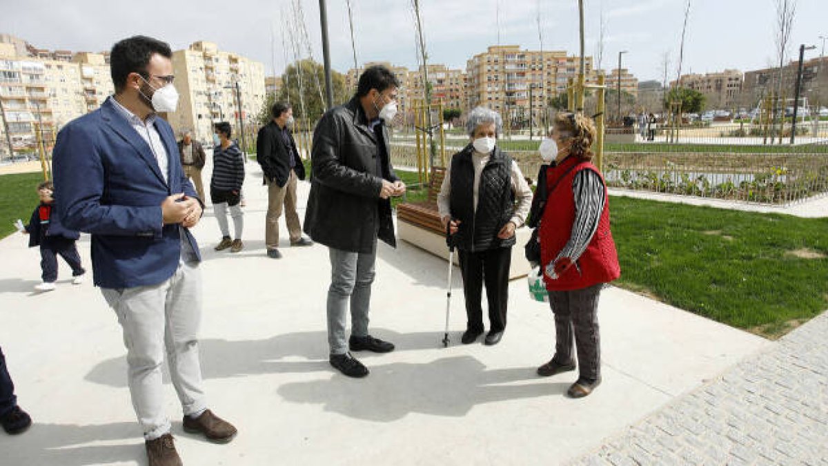 El alcalde, Luis Barcala, y el concejal de Urbanismo, Adrián Santos Pérez, durante la apertura de la plaza de la Ciudasd de la Justicia