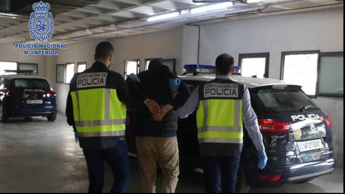 El detenido siendo custodiado por los agentes de la Policía Nacional