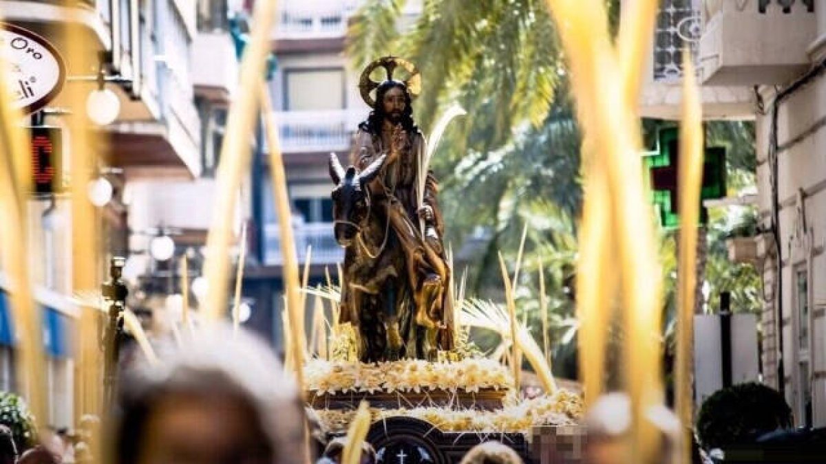 La Procesión de Las Palmas de Elche está considerada como Fiesta de Interés Turístico Internacional desde 1997 / FOTO: elchediario.com